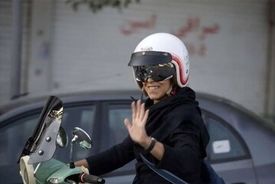 عقب‌نشینی رسانه نزدیک به قالیباف از مخالفت با موتورسواری زنان