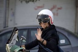 عقب‌نشینی رسانه نزدیک به قالیباف از مخالفت با موتورسواری زنان