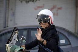 عقب‌نشینی رسانه نزدیک به قالیباف از مخالفت با موتورسواری زنان