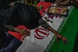 تصاویری از تحویل سال نوروز در کنار مزار شهدای مدرسه شجره طیبه میناب
