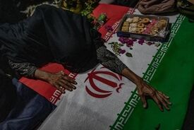تصاویری از تحویل سال نوروز در کنار مزار شهدای مدرسه شجره طیبه میناب