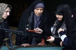 دختر ایرانی و کلاشینکف که سوژه رسانه‌های عربی شد
