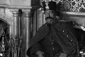 سلفی ناصرالدین‌شاه با همسرانش در کاخ گلستان