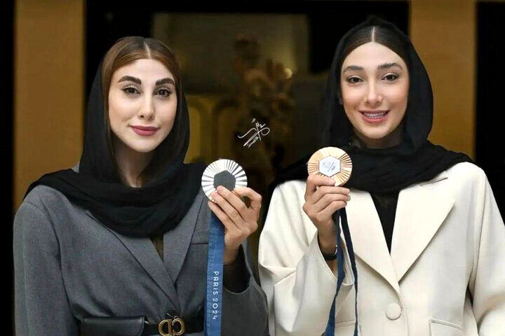 عکس | عیادت ناهید کیانی از مبینا نعمت‌زاده در بیمارستان
