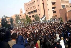 انتقاد روزنامه اصولگرا از نامه رئیس دانشگاه شریف؛ سهمیه‌ها، آدرس غلط و تشدید دوقطبی در دانشگاه