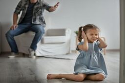 یک اشتباه رایج در تربیت؛ چرا فریاد زدن می‌تواند به مغز کودک آسیب بزند؟