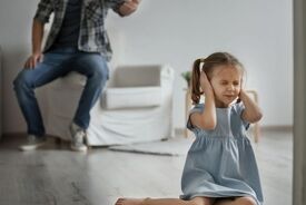 یک اشتباه رایج در تربیت؛ چرا فریاد زدن می‌تواند به مغز کودک آسیب بزند؟