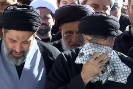 ببینید | اشک‌های فرزندان رهبر شهید در لحظات اقامه نماز بر پیکر پدر
