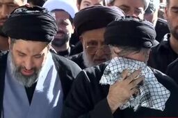 ببینید | اشک‌های فرزندان رهبر شهید در لحظات اقامه نماز بر پیکر پدر