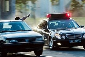 فرار هالیوودی با خودروی پلیس؛ متهم دستبندش را باز کرد و پشت فرمان نشست!