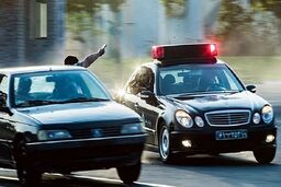 فرار هالیوودی با خودروی پلیس؛ متهم دستبندش را باز کرد و پشت فرمان نشست!