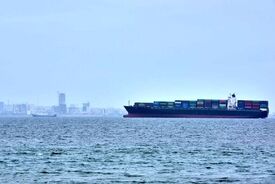 ببینید | اولین تصاویر از توقیف کشتی‌های متخلف در تنگه هرمز توسط سپاه
