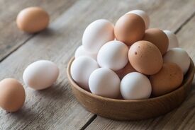 این موارد را درباره خوردن تخم مرغ خام می‌دانید؟
