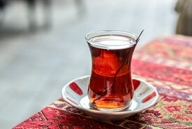 آیا چای می‌تواند جای آب را بگیرد؟ میزان تأثیر چای بر تأمین آب مورد نیاز بدن