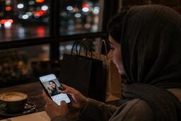 اقتصاد اعتماد در اینستاگرام؛ چرا مردم به توصیه یک بلاگر بیشتر از تبلیغ رسمی اعتماد می‌کنند؟