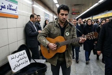 لیسانس حقوق، روانشناسی، مدیریت؛ شغل واقعی: نوازنده و دستفروش مترو