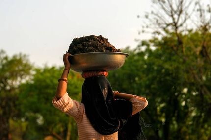 تصاویر؛ اختلال در تنگه هرمز و روی آوردن زنان هندی به سوزاندن فضولات