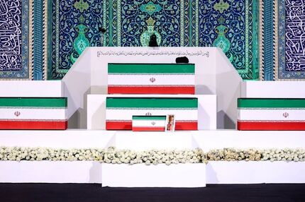 نخستین تصویر از آماده‌سازی خودروی حامل پیکر رهبر شهید انقلاب اسلامی و شهدای خانواده ایشان 