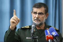 فرمانده نیروی دریایی سپاه به حامیان آمریکا: از پالایشگاه‌ها فاصله بگیرید