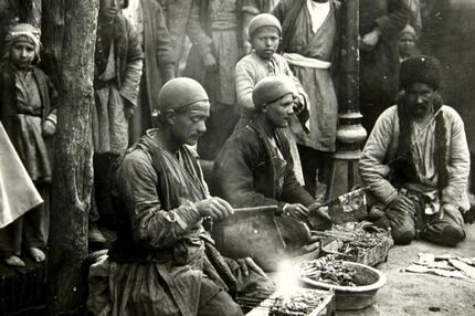 عکس آتلیه‌ای یک خانواده تهرانی در دوران قاجار