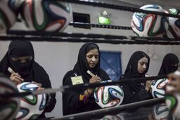 قهرمانان بی‌نام سیالکوت؛ دستانی که توپ جام جهانی را دوختند، اما کسی اسمشان را نپرسید