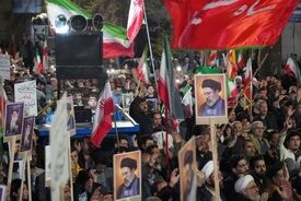 روزنامه اصولگرا: با پرچم انقلابی‌گری، به مداحان ماله‌کش دیپلماسی می‌گویند | تجمعات شبانه را آلوده نکنید