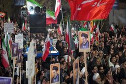 روزنامه اصولگرا: با پرچم انقلابی‌گری، به مداحان ماله‌کش دیپلماسی می‌گویند | تجمعات شبانه را آلوده نکنید