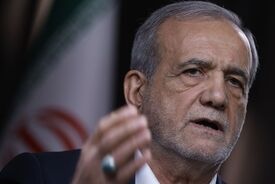 انتقاد اطلاعات از دولت: ارز ترجیحی را حذف کردید، حالا اثرش را در تورم می بینید