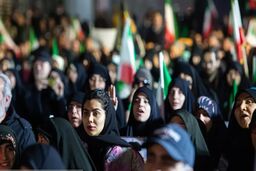 روزنامه اطلاعات: چرا مسئولان در برابر شعارهای افراد تندرو سکوت می‌کنند؟