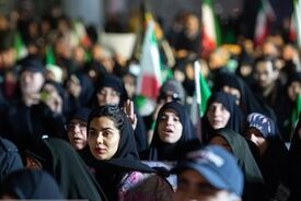 روزنامه اطلاعات: چرا مسئولان در برابر شعارهای افراد تندرو سکوت می‌کنند؟