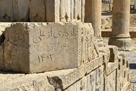 یادگارنویسی تازه در تخت‌جمشید؛ وقتی فرونشست فرهنگی از سنگ هم رد می‌شود