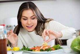 زنان بیشتر عمر می‌کنند، اما سال‌های بیشتری را با بیماری و درد سپری می‌کنند