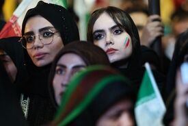 انتقاد روزنامه نزدیک به قالیباف از مذاکرات ایران و آمریکا: مردمی که ۴۰ شب کف خیابانند، بیانیه نمی‌خواهند