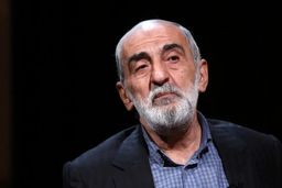 شریعتمداری به اصل گفتگو و تیم مذاکره حمله نکرد/ باید دست مان همچنان روی ماشه باشد