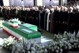 ببینید | لحظات خروج پیکر رهبر شهید پس از اقامه نماز از مصلی