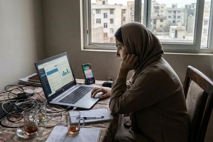 فریلنسینگ اجباری؛ جوانانی که کارمند رسمی هیچ جا نیستند اما همیشه در حال کارند