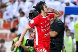 عکس | سردار آزمون در آغوش مادرش
