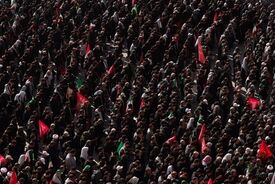 صفوف متراکم مردم هنگام اقامه نماز بر پیکر رهبر شهید