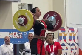 لحظه هولناک بیهوش شدن وزنه‌بردار زن هنگام بلند کردن وزنه

