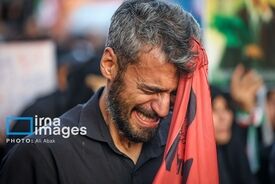 تصاویر عکاسان خبری از انتظار مردم برای ورود پیکر رهبر شهید و خانواده ایشان