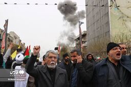 عکس | حضور همزمان زاکانی و سید عباس صالحی با پس زمینه انفجار در راهپیمایی