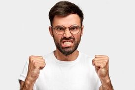 چرا چیزهایی که عصبانی‌مان می‌کنند، بیشتر جذبمان می‌کنند؟