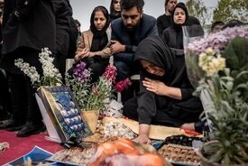 تصاویری از لحظه سال تحویل در قطعه شهدای جنگ رمضان اصفهان