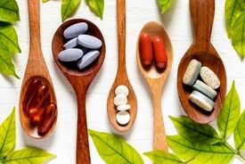 راهنمای مکمل‌های سالمندی؛ چه بخوریم و چه نخوریم؟ مصرف زیاد این ویتامین نتیجه آزمایش را تغییر می‌دهد