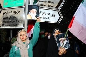تصویری از یک‌ پلاکارد در خیابان | تنگه هرمز با سپاه؛ تنگه احد با ما