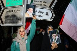 تصویری از یک‌ پلاکارد در خیابان | تنگه هرمز با سپاه؛ تنگه احد با ما