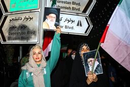 تصویری از یک‌ پلاکارد در خیابان | تنگه هرمز با سپاه؛ تنگه احد با ما