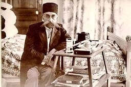 عکس | مظفرالدین شاه سوار بر سه‌چرخۀ مخصوص در یک جاده