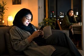 چرا بعضی آدم‌ها در پیام نوشتن شجاع‌تر از روبه‌رو صحبت کردن‌اند؟