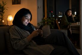 چرا بعضی آدم‌ها در پیام نوشتن شجاع‌تر از روبه‌رو صحبت کردن‌اند؟
